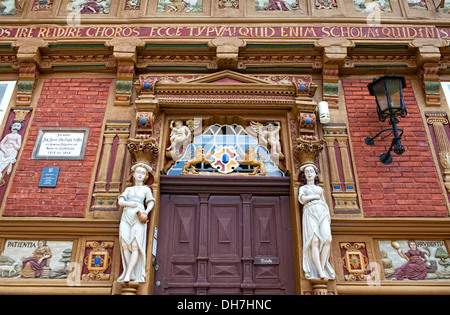 Figures sculptées, vieille école latine décoré de sculptures en bois, 17e siècle, Alfeld, Leine, Basse-Saxe, Allemagne, Europe Banque D'Images