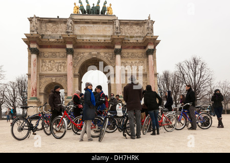 Tour en vélo s'arrête à l'Arc de triomphe du Carrousel, Paris, France Banque D'Images