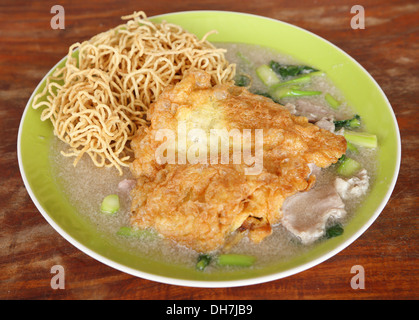 Nouilles frites croustillantes avec omelette (Thai style alimentaire) Banque D'Images