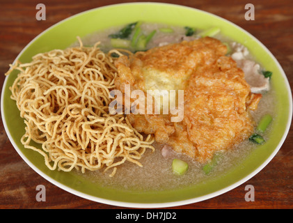 Nouilles frites croustillantes avec omelette (Thai style alimentaire) Banque D'Images