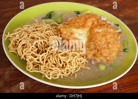 Nouilles frites croustillantes avec omelette (Thai style alimentaire) Banque D'Images