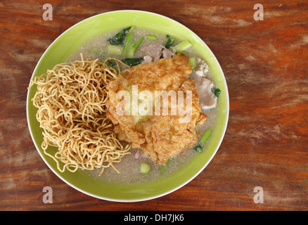 Nouilles frites croustillantes avec omelette (Thai style alimentaire) Banque D'Images