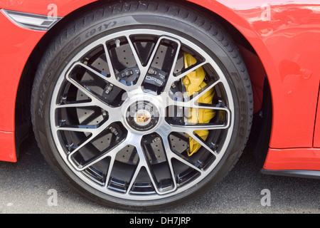 La roue Porsche et système de freinage à double circuit de freinage pneumatique, avec chaque groupe d'essieu Banque D'Images