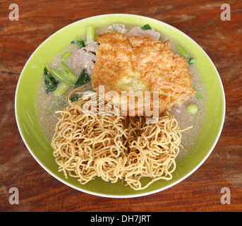 Nouilles frites croustillantes avec omelette (Thai style alimentaire) Banque D'Images