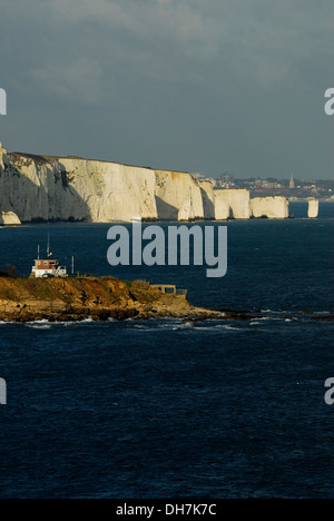 Une vue sur la baie de Swanage Peveril Point dans les falaises de craie dans l'arrière-plan UK Banque D'Images