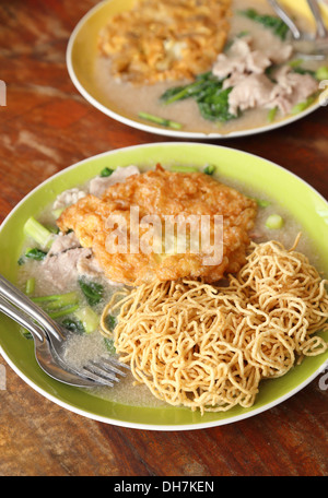 Nouilles frites croustillantes avec omelette (Thai style alimentaire) Banque D'Images