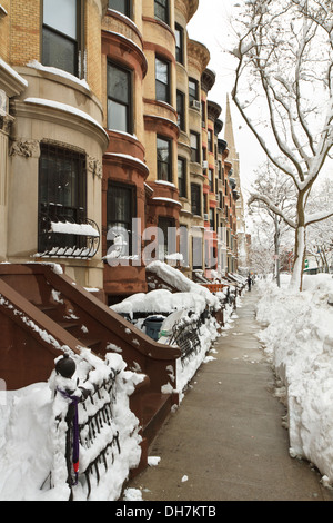 Un bloc de grès brun arrondis appartements dans le quartier de Park Slope, Brooklyn, NY après janvier 2011 Tempête de neige. Banque D'Images