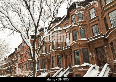 Brownstone stoops enterré dans la neige dans le quartier Park Slope de Brooklyn, NY après janvier 2011 Tempête de neige. Banque D'Images