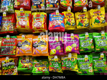 Des paquets de bonbons dans un supermarché au Royaume-Uni Banque D'Images