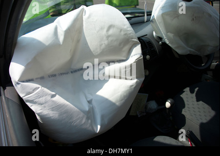 Airbags voiture déployé plus de sacs d'air à la fois deux 2 Banque D'Images