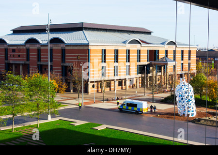 Un fourgon de police attendent devant les tribunaux y compris combiné Teesside Crown Court à Middlesbrough Centre Square Banque D'Images