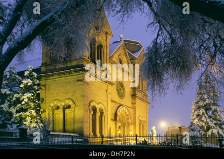 La Cathédrale de Saint François (1884) en hiver, Santa Fe, Nouveau Mexique USA Banque D'Images