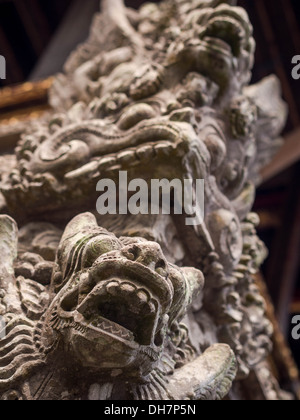 Représentant des divinités et démons sculptures de la mythologie balinaise ornent le temple Pura Dalem Agung Padangtegal à Ubud, Bali. Banque D'Images