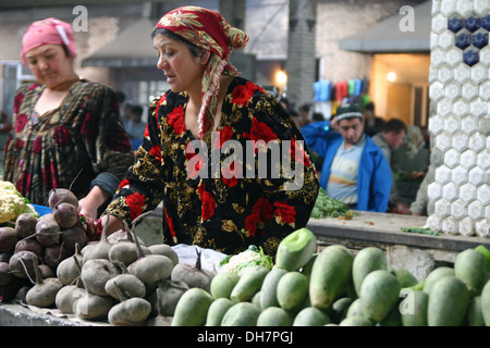 Vente d'épices traditionnelles dame à Samarkand, Ouzbékistan Banque D'Images