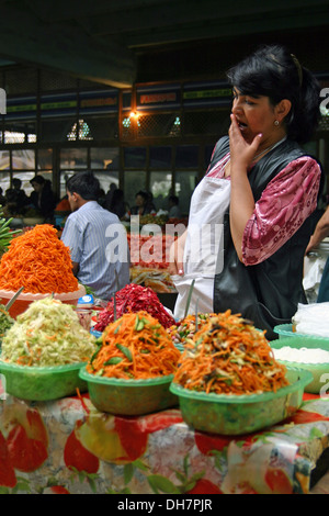 Vente de légumes traditionnels chers à Samarkand, Ouzbékistan Banque D'Images