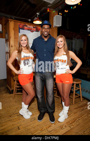 Les Jumeaux hôte Hooters Bretagne & Sofia1986 Braswell et NY Giant Superbowl Champ Ramses Barden Hooters dîner de charité à Manhattan Banque D'Images