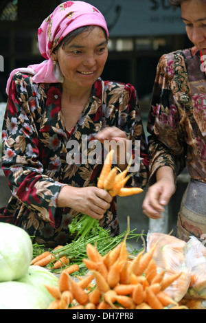 Vente de légumes traditionnels chers à Samarkand, Ouzbékistan Banque D'Images