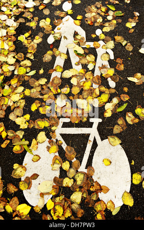 Location et piétonnière couverte de feuilles tombées Banque D'Images