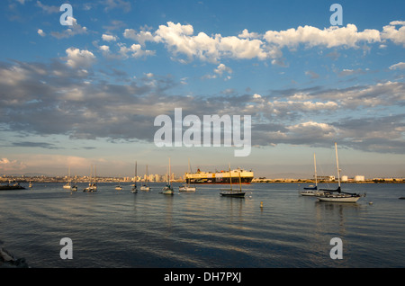 San Diego Harbor. San Diego, Californie, États-Unis. Voiliers et un cargo de quitter la baie de San Diego. Banque D'Images