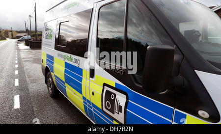 Speed camera van et signer en stationnement sur une route dans Carmarthenshire Wales UK KATHY DEWITT Banque D'Images