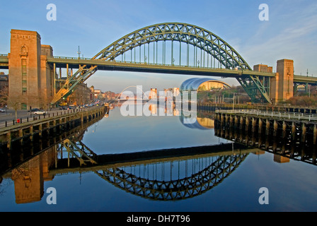 Newcastle upon Tyne Tyne Bridge l'iconique se reflète dans la rivière Tyne, avec le Sage Gateshead Millenium bridge et du bâtiment. Banque D'Images