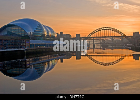 Tyne dans le centre de Newcastle sur Tyne au coucher du soleil. Les ponts de la rivière Tyne sont des sites importants du nord-est de l'Angleterre. Banque D'Images