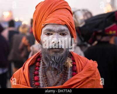 Robe Orange sadhu Kumbh Mela indien en 2013, le plus grand festival religieux à Allahabad, Inde. Banque D'Images