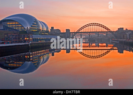 Tyne dans le centre de Newcastle sur Tyne au coucher du soleil. Les ponts de la rivière Tyne sont des sites importants du nord-est de l'Angleterre. Banque D'Images