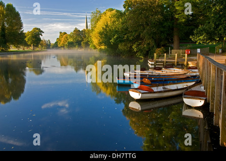 Réflexions d'automne sur la rivière Avon, avec une vue vers l'église Holy Trinity, lieu de sépulture de William Shakespeare de Stratford-upon-Avon. Banque D'Images