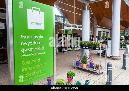 Parking voiture délai inscription en anglais et en gallois à l'entrée d'un supermarché Waitrose à Abergavenny. Banque D'Images