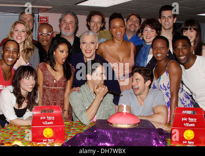 Tony Sheldon, Swenson et Nick Adams Cast Photo appel à 'Priscilla Queen of Desert''s Premier anniversaire sur Broadway tenu Banque D'Images