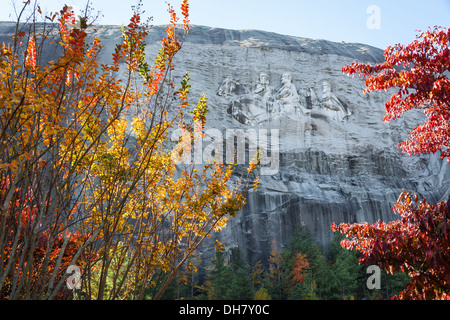 Couleurs d'automne en pleine exposition sous le Confederate Memorial Carving à Stone Mountain Park près d'Atlanta, en Géorgie. (ÉTATS-UNIS) Banque D'Images