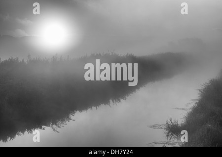 Lever du soleil sur la rivière Brue sur misty un matin de septembre. Ce point de vue est du pont routier, connu sous le nom de cowbridge Banque D'Images