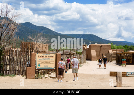 Les touristes à l'entrée de historic Taos Pueblo, Taos, New Mexico, USA Banque D'Images