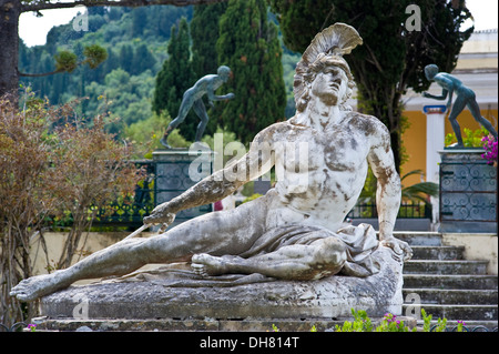 Mourir Achille (thniskon-81) dans les jardins de l'Achilleion à Corfou. Banque D'Images