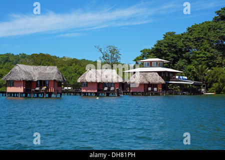 Eco Resort en bungalow au toit de chaume au-dessus de l'eau, l'île de Bastimentos, mer des Caraïbes, Bocas del Toro, PANAMA Banque D'Images