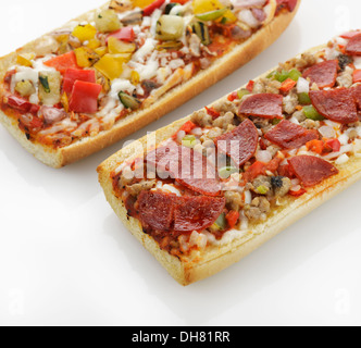 De la pizza Pain français avec légumes grillés et de pepperoni Banque D'Images