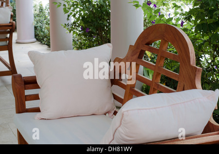 Banc d'extérieur en bois avec oreillers blanc Banque D'Images