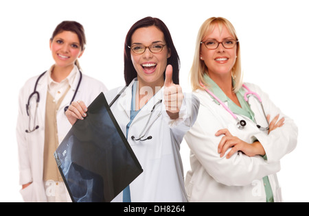 Trois Mixed Race de femmes médecins ou infirmières avec Thumbs Up Holding X-ray isolé sur blanc. Banque D'Images
