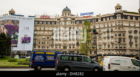 Le bâtiment de Coca-Cola Danone à Barcelone, Espagne avec excès de trafic par Banque D'Images