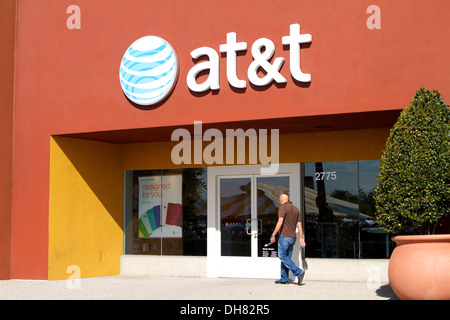 AT&T la TV mobile et fournisseur d'accès Internet store front dans la Tustin Market Place , Californie, USA Banque D'Images