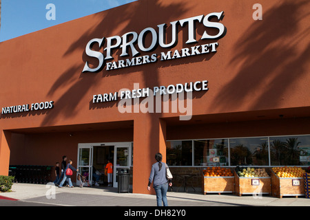 Marché des producteurs de germes épicerie de quartier avant et logo en Tustin en Californie. Une chaîne de magasins d'alimentation spécialisés Banque D'Images