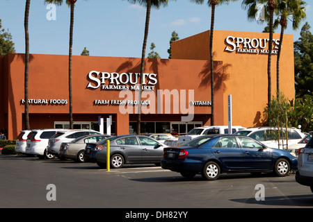 Marché des producteurs de germes épicerie de quartier avant et logo en Tustin en Californie. Une chaîne de magasins d'alimentation spécialisés Banque D'Images