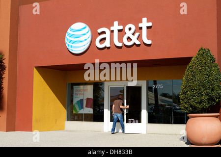 AT&T la TV mobile et fournisseur d'accès Internet store front dans la Tustin Market Place , Californie, USA Banque D'Images