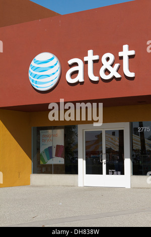 AT&T la TV mobile et fournisseur d'accès Internet store front dans la Tustin Market Place , Californie, USA Banque D'Images