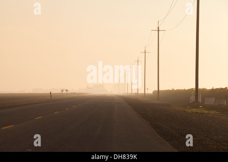 Les poteaux de téléphone le long de routes rurales - California USA Banque D'Images