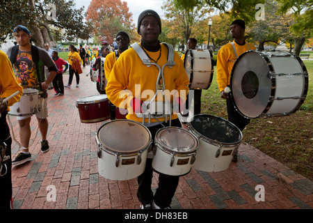 L'homme afro-américain jouant configuration triple caisse claire - Washington, DC USA Banque D'Images