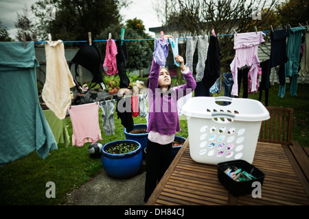 Vêtements fille apporte de lave-ligne. Banque D'Images