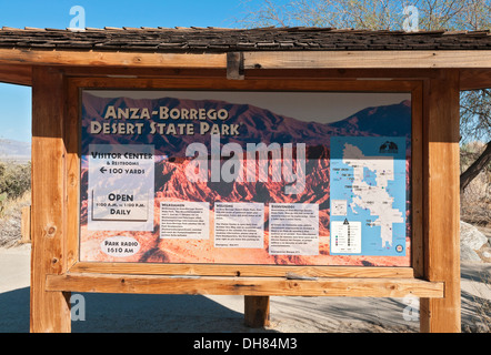 La Californie, San Diego County, Anza-Borrego Desert State Park, signe d'information multilingues en allemand, anglais et espagnol Banque D'Images