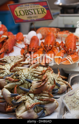 Les Crabes tourteaux, homards ; avant derrière. Sur une dalle du poissonnier, BERESFORD Beresford, marché aux poissons, Rue Saint-hélier. New Jersey. Ec. Banque D'Images